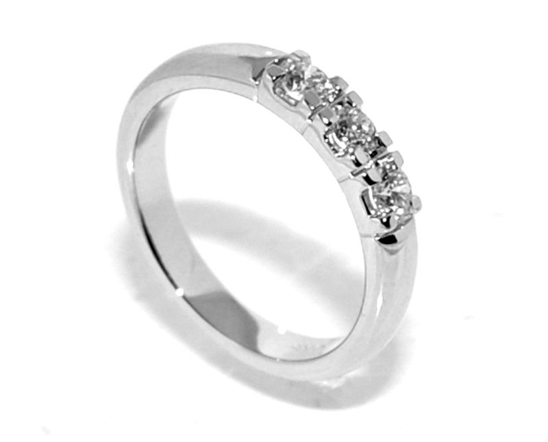 Spesialpris! Alliansering 3 diamanter 0.30 carat w.si